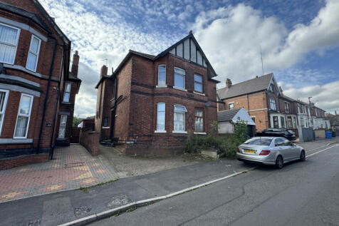 6 bedroom semi-detached house for sale