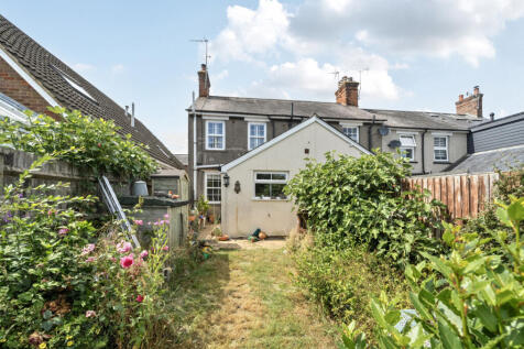 Station Road, Buckingham MK18 2 bed semi