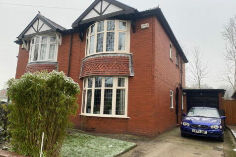 18 Heights Lane, Chadderton, Oldham... 2 bed semi