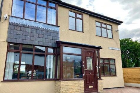 2 Springwood Avenue, Chadderton OL9... 4 bed townhouse for sale