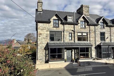 5 bedroom semi-detached house for sale