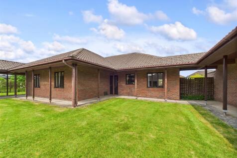 9 Meadowbrook Court, Twmpath Lane... 2 bed terraced bungalow for sale