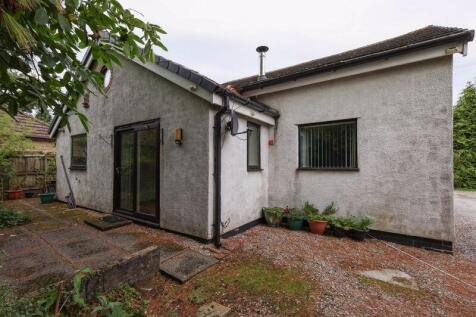 Greenfield Lane, Rochdale, OL16 2QX 2 bed detached bungalow for sale