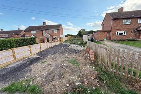 Owletts End, Pinvin 4 bed property with land for sale