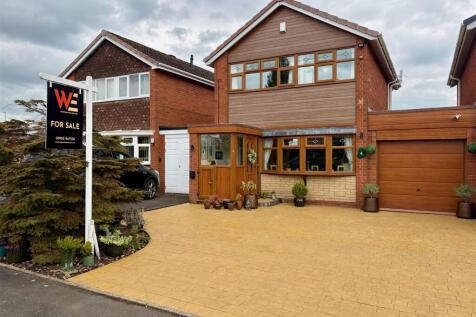 4 Reeves Gardens, Codsall, Wolverhampton 3 bed link detached house for sale