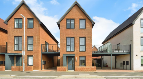 3 bedroom link detached house for sale