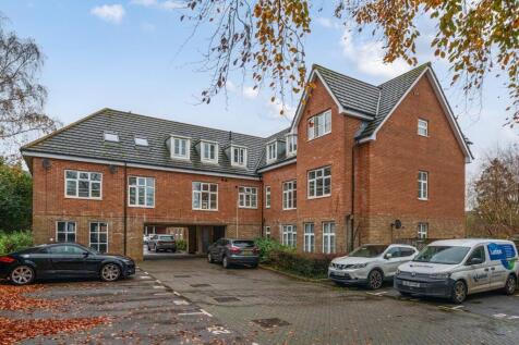 Station Road, Park Gate, Southampton... 2 bed flat for sale