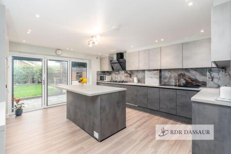 5 bedroom detached house for sale