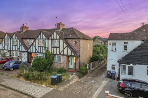 3 bedroom end of terrace house for sale