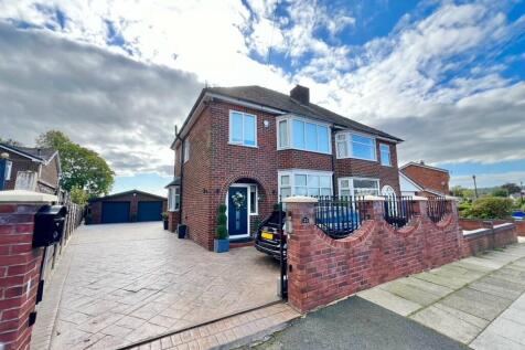 Throstle Grove, Greater Manchester BL8 3 bed semi