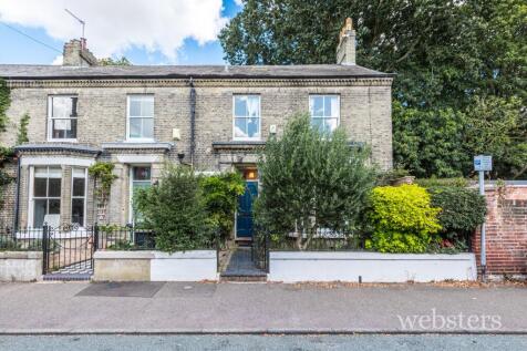 4 bedroom end of terrace house for sale