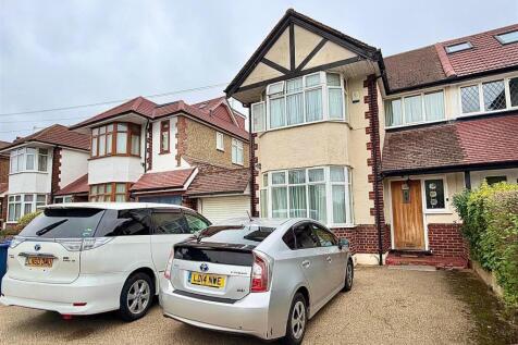 Broadfields Avenue, Edgware 3 bed semi
