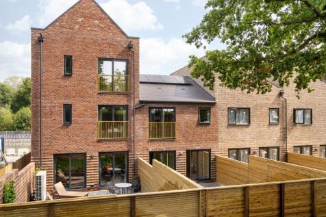 Station Approach, Edenbridge TN8 4 bed house for sale