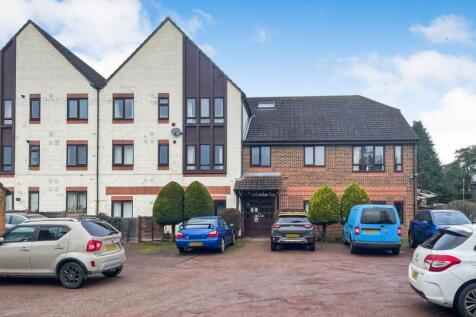 3 Rex Court, Haslemere, Surrey, GU27 1LJ 1 bed flat for sale