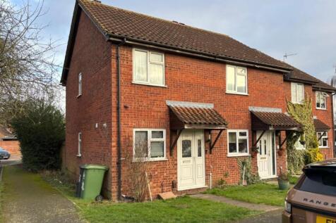 34 Broomfield Avenue, Broxbourne... 2 bed end of terrace house for sale