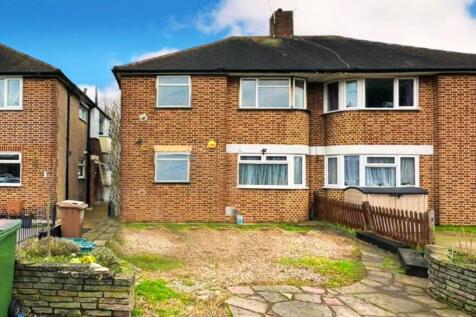 12 Reynolds Close, Carshalton... 2 bed flat for sale