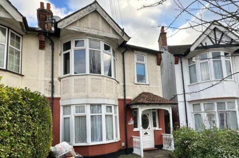 57A Raymead Avenue, Thornton Heath... 2 bed flat for sale