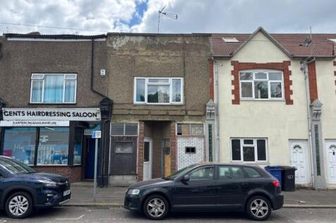 185 Dock Road, Tilbury, Essex, RM18 7BT 2 bed flat for sale