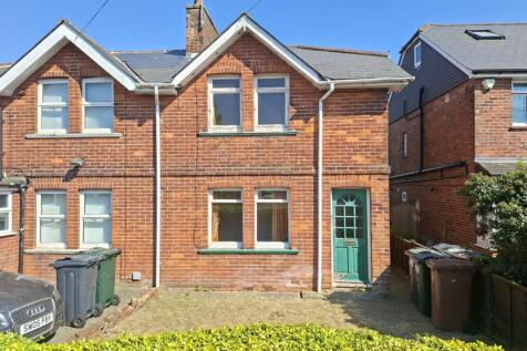 156 Kingsnorth Road, Ashford, Kent... 3 bed semi