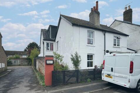 63 Watersplash Road, Shepperton... 4 bed semi