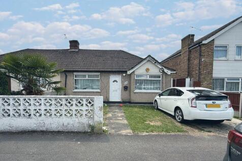 23 Yeading Gardens, Hayes, Middlesex... 4 bed bungalow for sale