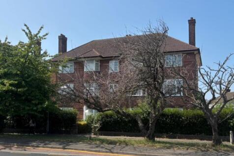 18 Dunstable Court, Dunstable Road... 2 bed flat for sale