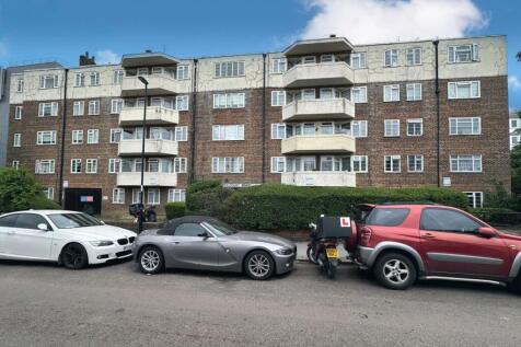 39 Silchester Court, London Road... 3 bed flat for sale