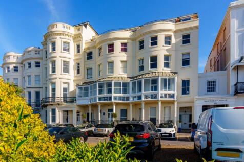 3 bedroom flat for sale