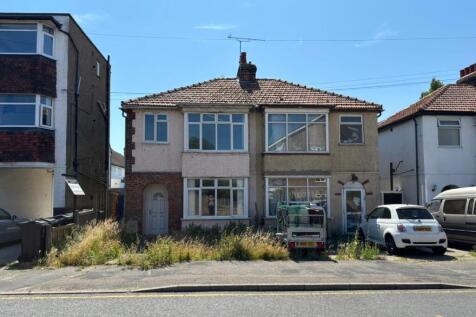 16 Standley Road, Walton on the Naze... 3 bed semi