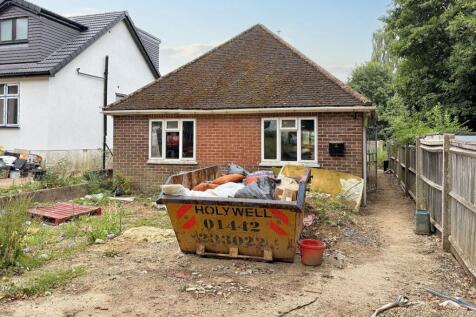 90 Bucknalls Lane, Watford... 3 bed detached house for sale