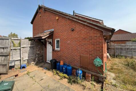 8 Meadow Way, Aylesbury... 1 bed bungalow for sale