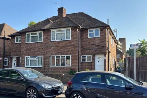 38 Raleigh Gardens, Mitcham, Surrey... 2 bed flat for sale