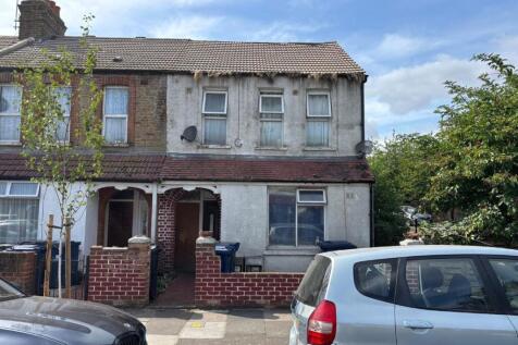 53A Victoria Road, Southall... 2 bed flat for sale