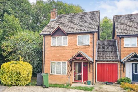 10 Dragonfly Drive, Lychpit... 3 bed semi