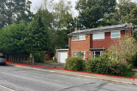 25 Linstead Road, Farnborough... 3 bed detached house for sale