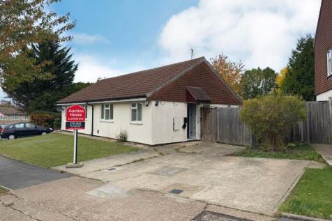 3 Scottswood Road, Bushey... 3 bed bungalow for sale