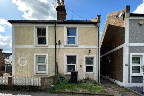 159 Kingston Road, Leatherhead... 2 bed semi