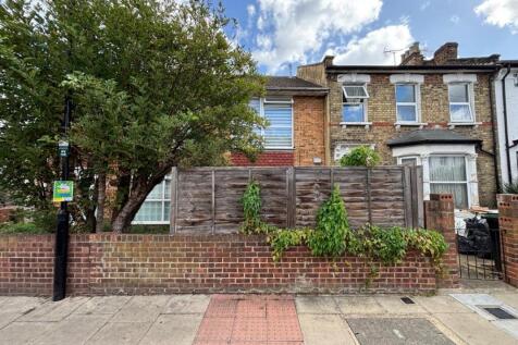 62A Avenue Road, Haringey, London... 1 bed flat for sale