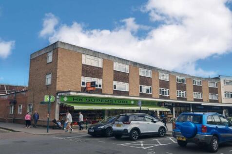 158 Crockhamwell Road, Woodley... 2 bed flat for sale