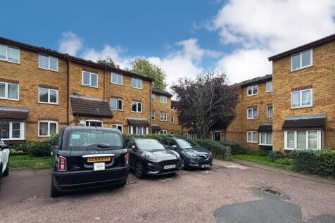 49 Greenway Close, Muswell Hill... 2 bed apartment for sale