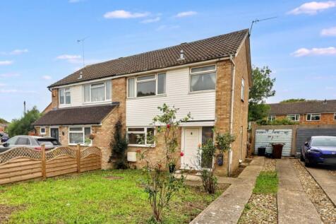 24 Tiverton Crescent, Aylesbury... 3 bed semi