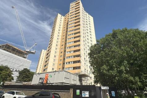Flat 81 Moreton Tower, Lexden Road... 3 bed flat for sale