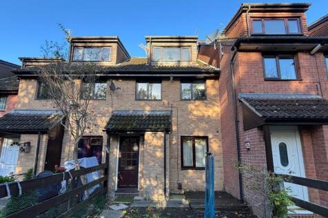 144 Peerless Drive, Harefield... 2 bed flat for sale