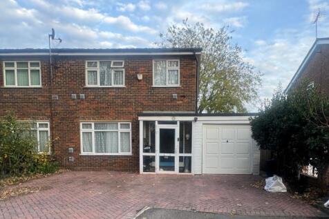 39 Summerhouse Lane, Harmondsworth... 3 bed semi