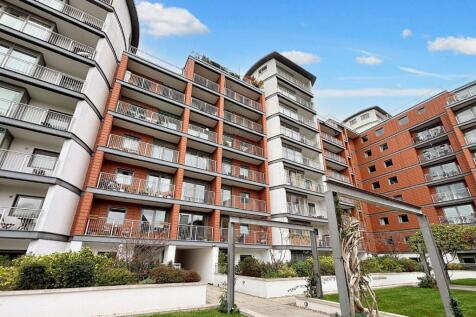 74 Holland Gardens, Brentford... 3 bed flat for sale