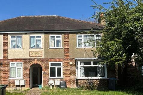 189 Moor Lane, Chessington, Surrey... 2 bed flat for sale
