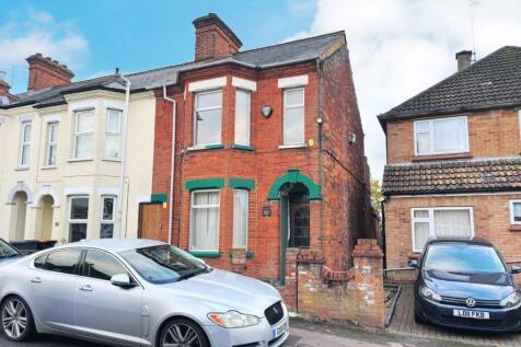 4 bedroom end of terrace house for sale