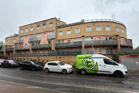 166 Wooldridge Close, Feltham... 2 bed flat for sale