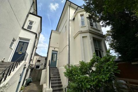 148A Ewell Road, Surbiton, Surrey... 2 bed flat for sale