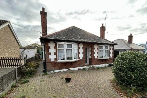 8 Upper Park Road, Brightlingsea... 3 bed detached bungalow for sale